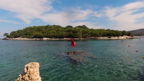 bandera albanesa ondeando en las famosas islas ksamil en verano