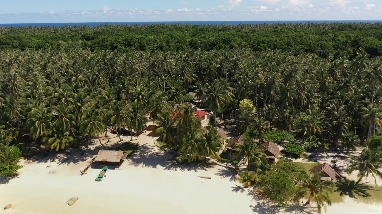 vista aérea de bungalows de playa y palmeras en la isla de asu, norte de sumatra, indonesia - drones volando