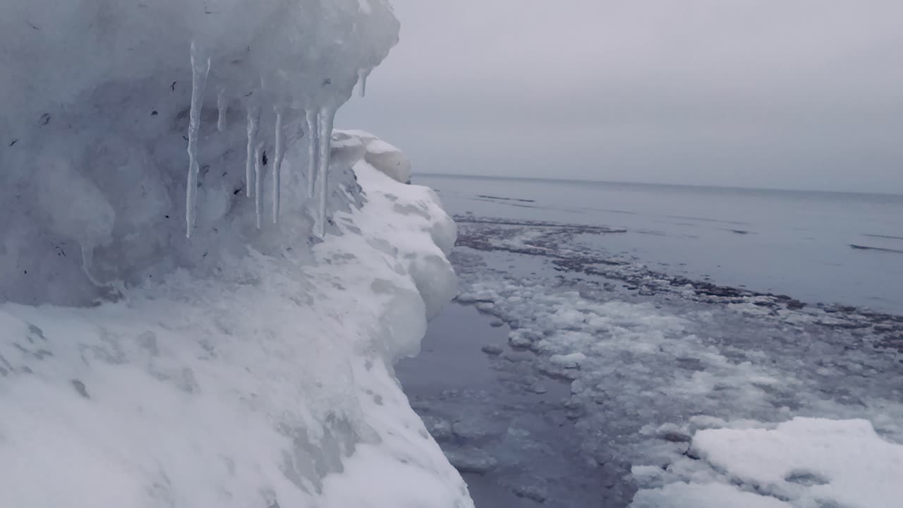 기후변화 영향으로 발트해에 좌초된 빙산