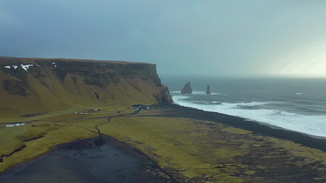 inhóspito paisaje de suspenso, paisaje marino aéreo del acantilado en la playa de arena negra, islandia halsanefshellir panoramic