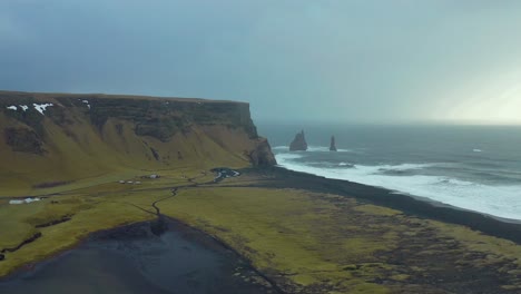 Inhóspito-Paisaje-De-Suspenso,-Paisaje-Marino-Aéreo-Del-Acantilado-En-La-Playa-De-Arena-Negra,-Islandia-Halsanefshellir-Panoramic