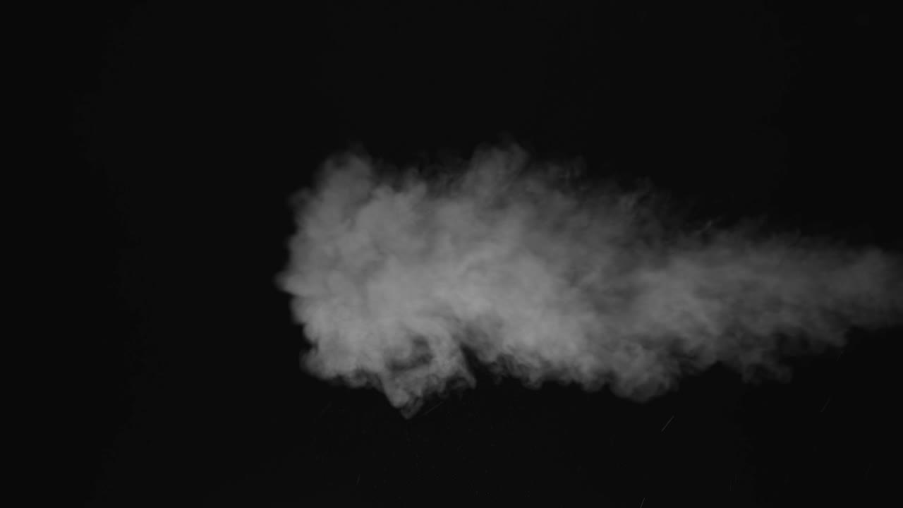 검은 바탕에 있는 색 물 증기, 클로즈업  4k