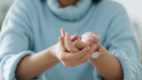 manos, dedos y nudillos de la mujer rompiéndose