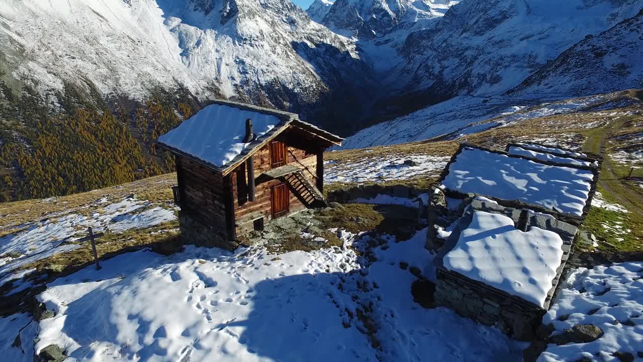 toma aérea de un chalet típico en los alpes suizos colores de otoño