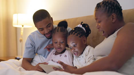 Familia-Feliz,-Cama-Y-Negra-Con-Una-Tableta