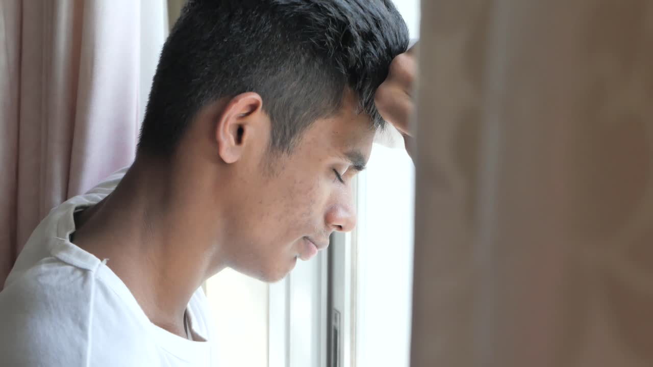 창밖을 바라보는 슬픈 십대