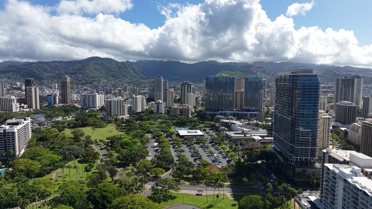 Honolulu, Hawaii USA, ripresa aerea di un parco e degli edifici nel quartiere di Waikiki