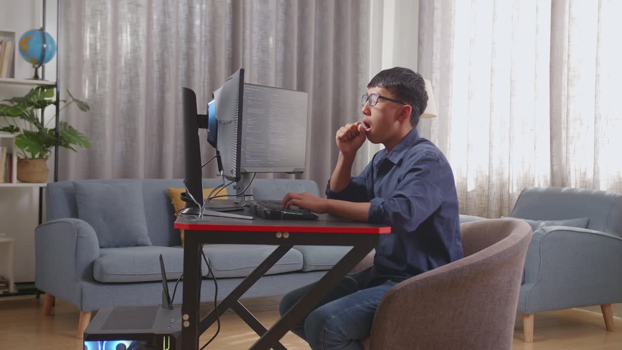 지친 프로그래머가 늦게 일하고 있습니다.