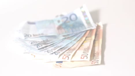 animatie van eurobankbiljetten die op een witte achtergrond vallen.