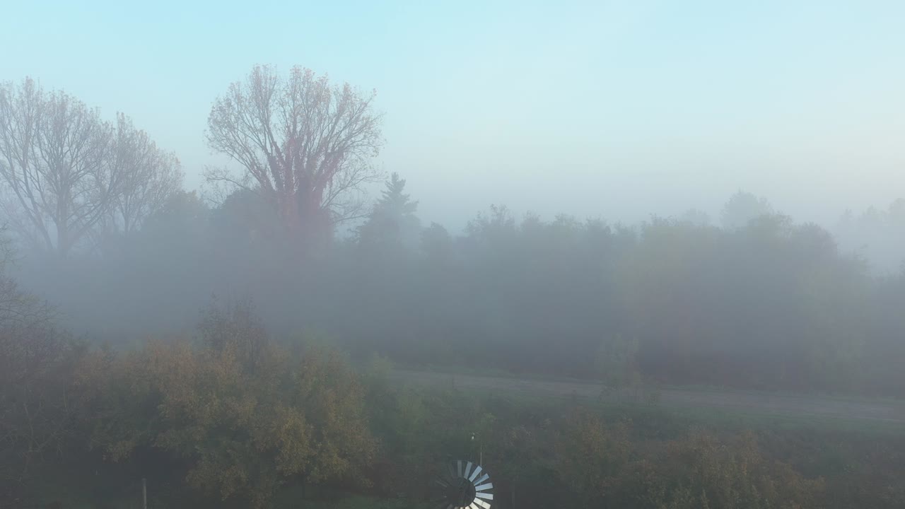 아침 일찍 물 위에 떠다니는 안개 풍차 집, 숲 속의 주말 휴양지