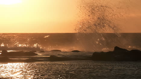 Cámara-Lenta-De-Olas-Rompiendo-En-La-Costa-Al-Atardecer