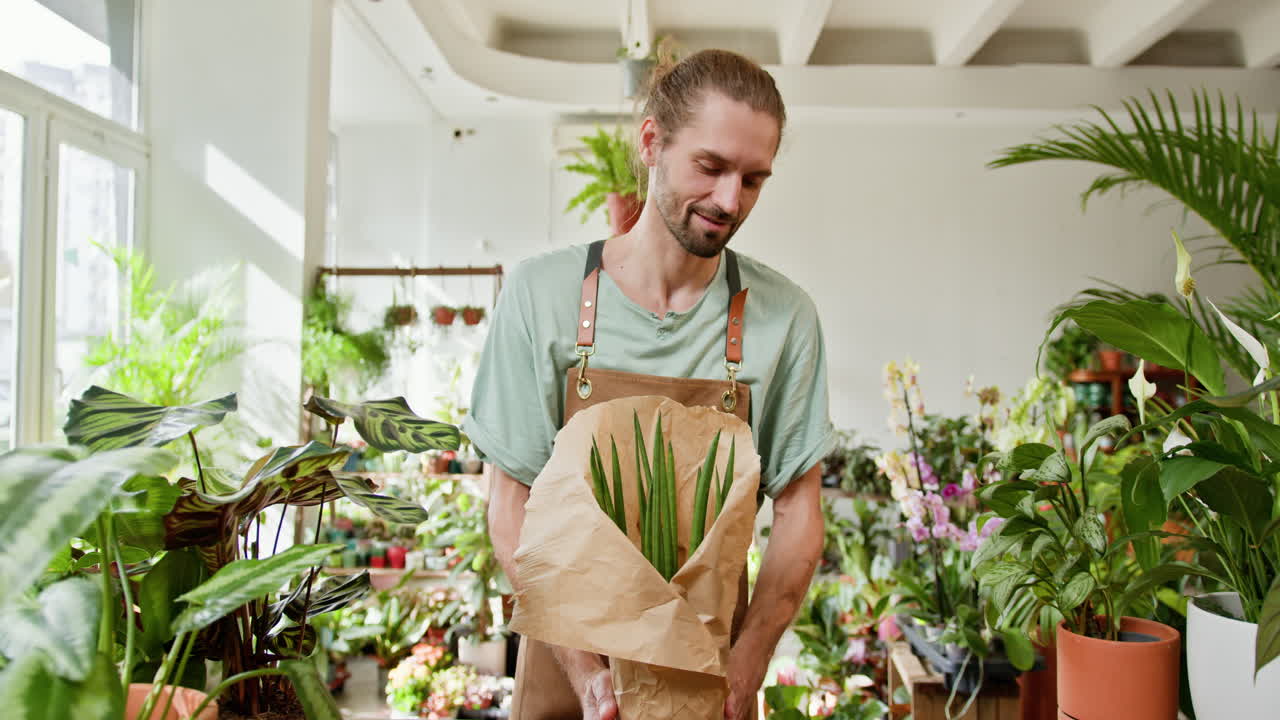 trabajador de la planta preparando un ramo de plantas