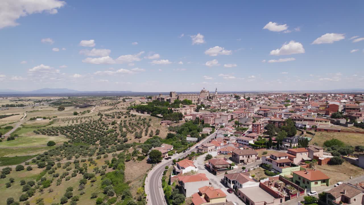 Vaste vue panoramique d'un village espagnol typique, prise de vue aérienne en orbite