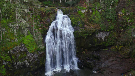 Imágenes-De-4.000-Drones-De-Una-Hermosa-Cascada-En-El-Noroeste-Del-Pacífico