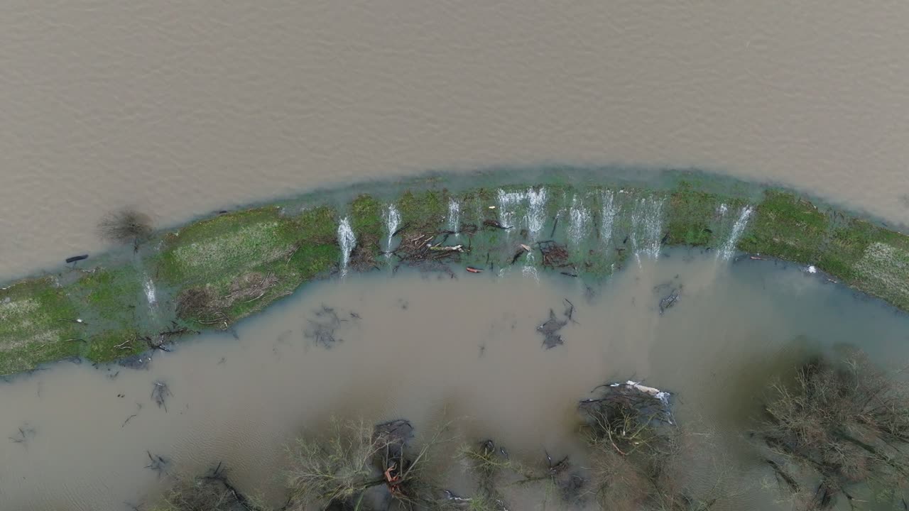 와일 강의 물이 강변을 가로질러 흐르며 주변 풍경을 침수합니다.