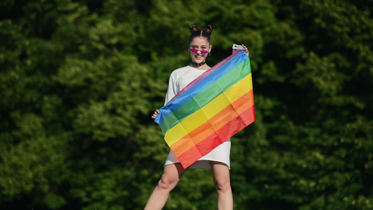 joven con una bandera de orgullo en un parque