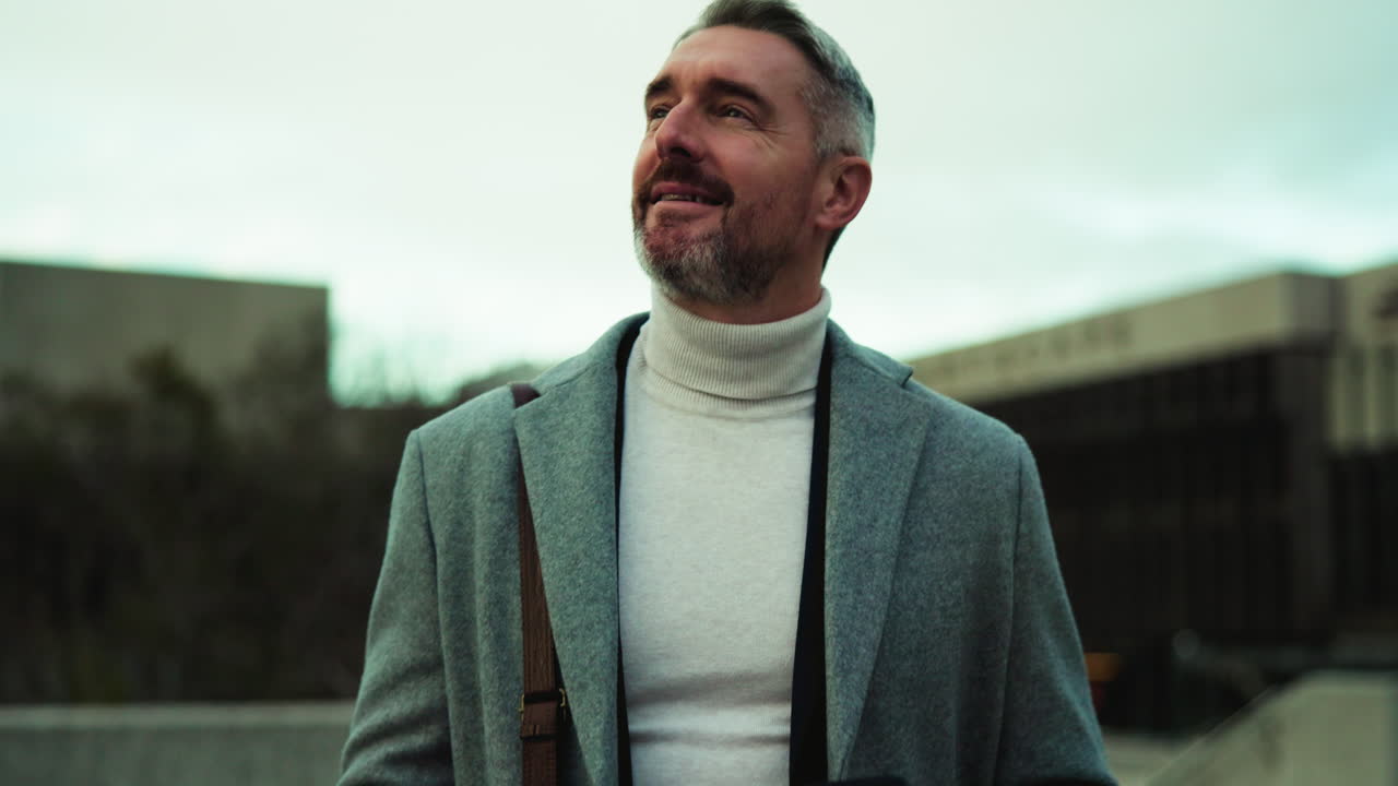 hombre usando teléfono inteligente al aire libre