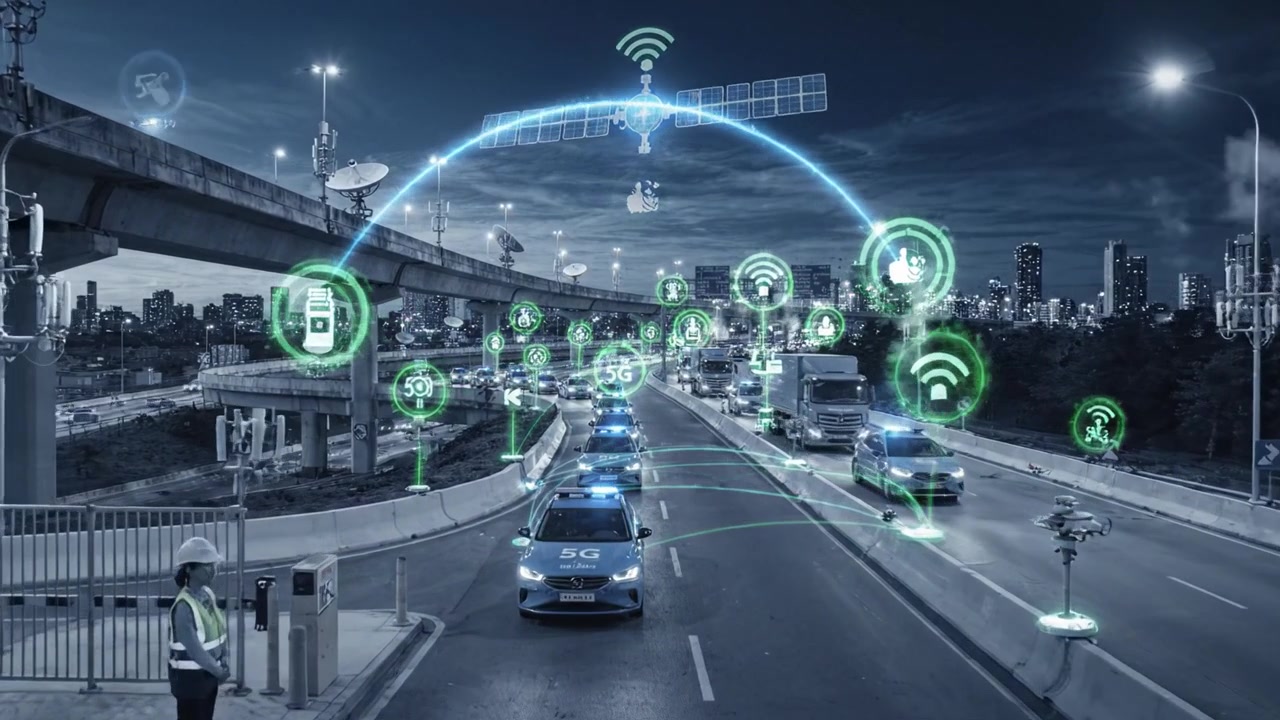 Gestione innovativa del traffico con connettività 5G avanzata: una visione di sistemi di trasporto intelligenti per il futuro della mobilità urbana e della sicurezza sulle autostrade trafficate.