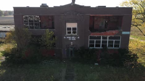 Edificio-Abandonado-De-La-Escuela-Primaria-Grand-Prairie-En-Ohio-Video-De-Drone-Zoom-Out-Shot