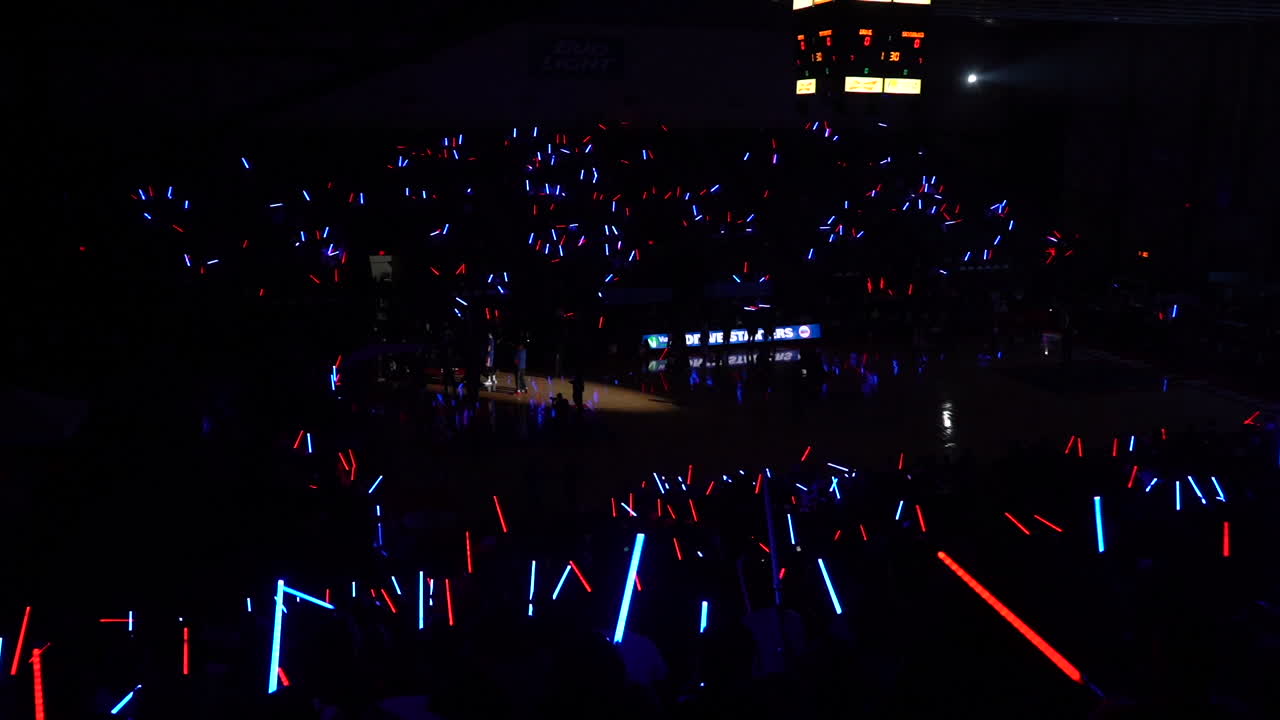 파란색과 빨간색 라이트 세이버를 가진 군중