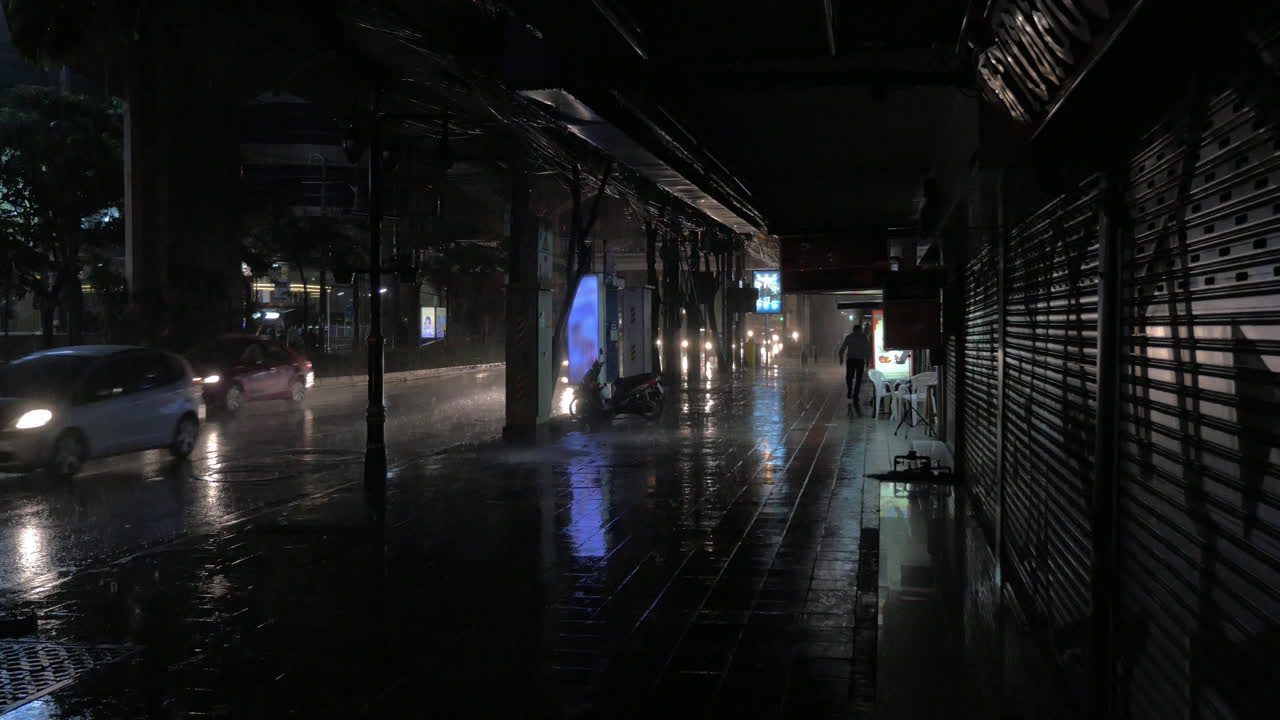 밤에는 비가 내리고 있습니다. - 방, 태국