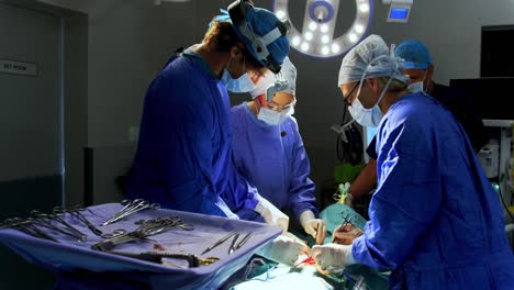 surgeons performing operation 4k