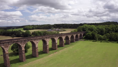 dolly hacia atrás disparó junto al viaducto de crimple valley en north yorkshire en un día de verano