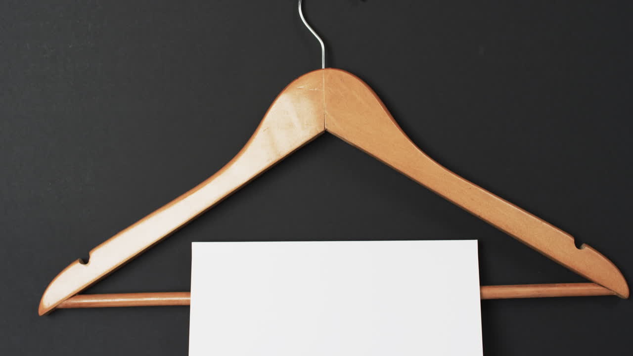 색 빈 페이지와 검은색 배경에 복사 공간을 가진 책의 비디오