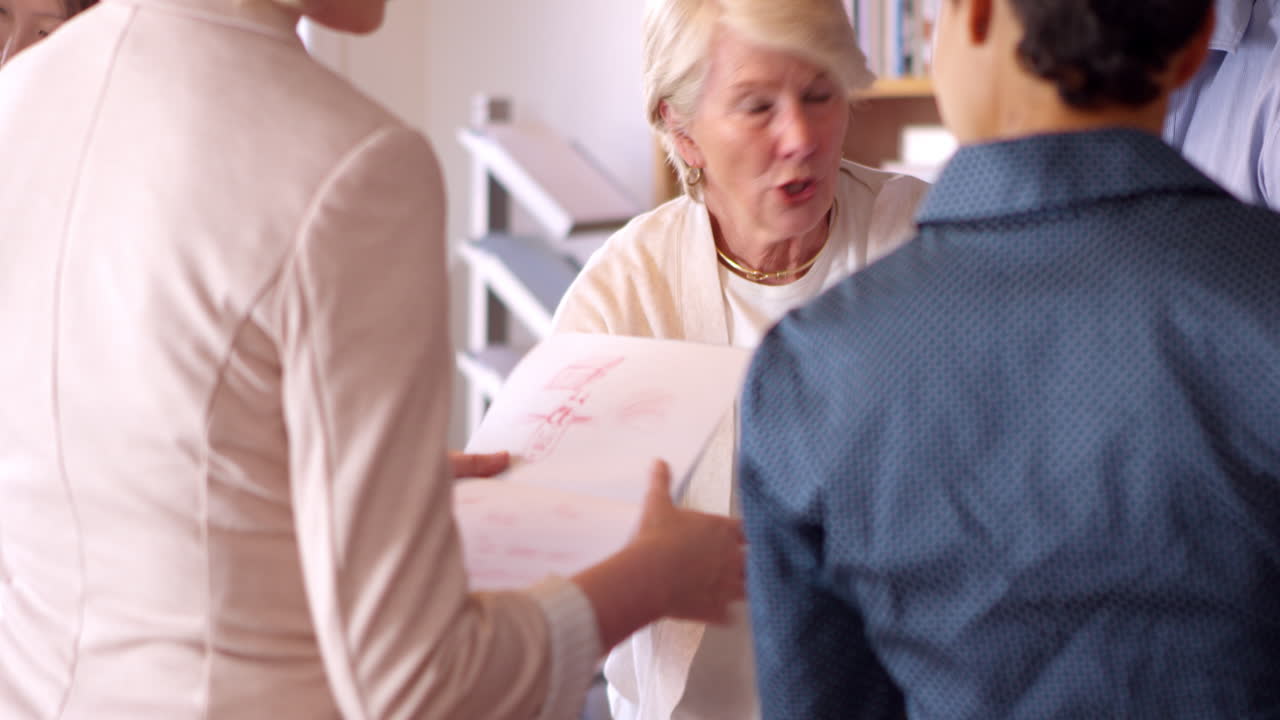 비즈니스 팀이 r3d에 대한 브레인스토밍 세션을 위해 모였습니다.