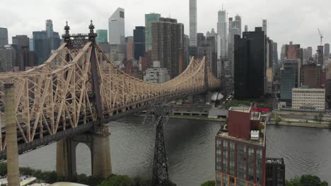 kurze stationäre drohnenaufnahme der queensboro-brücke mit blick auf manhattan bei tag