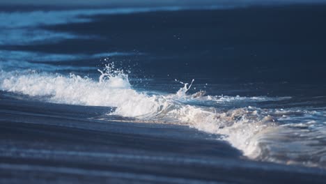 Las-Poderosas-Olas-Ruedan-En-Las-Aguas-Poco-Profundas-De-Arena-De-La-Playa-De-Ersfjord