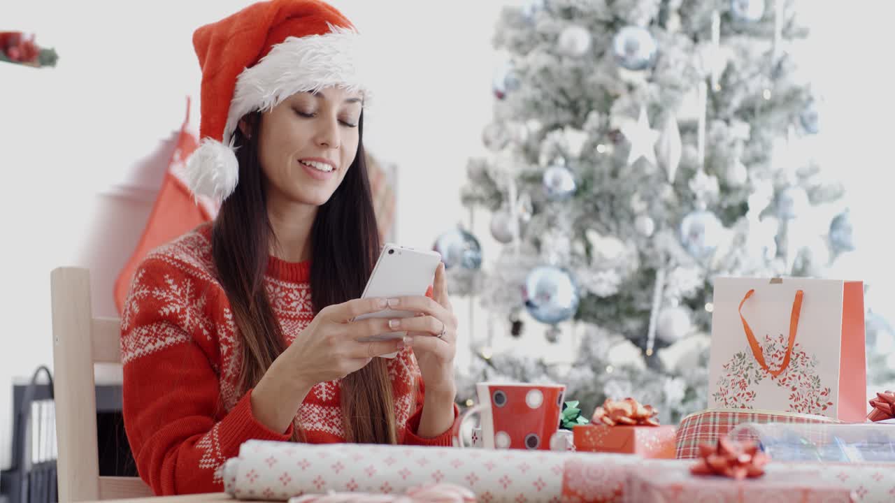mujer atractiva comprobando los mensajes de navidad
