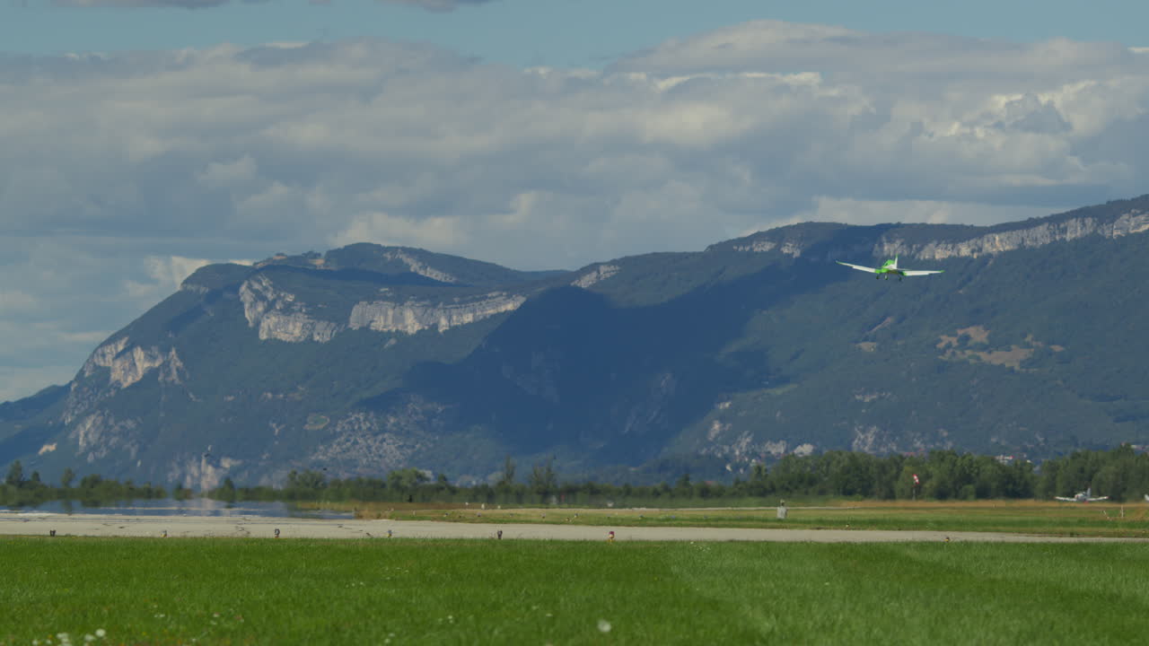 산 위 를 이륙 하는 작은 비행기