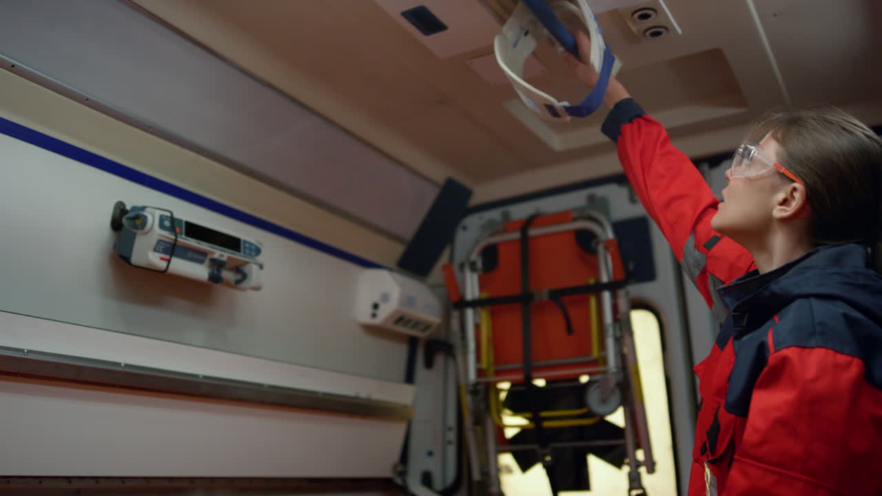 응급 의료 서비스 팀이 구급차에서 911 호출을 위해 간다