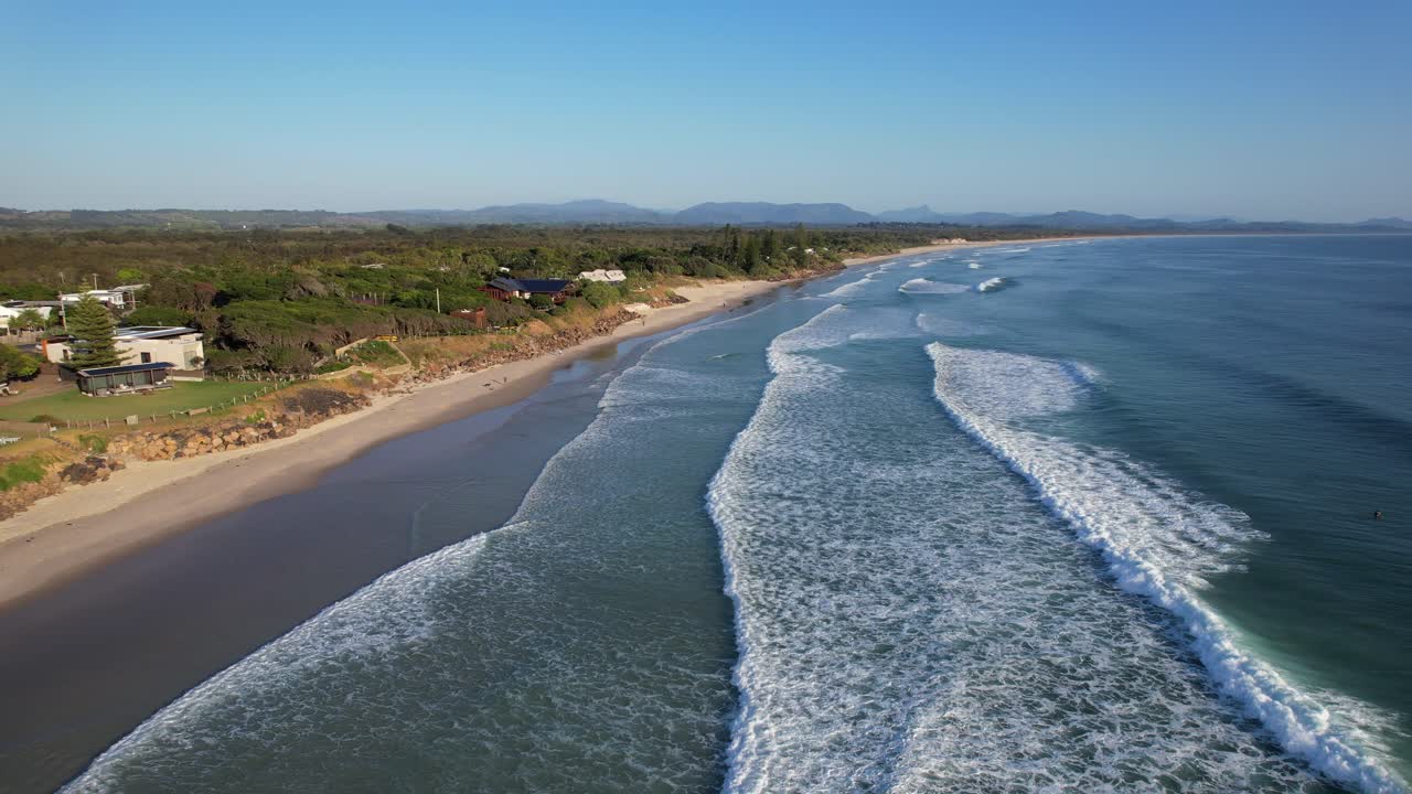 las olas del mar rodando en la orilla en la playa de brunswick heads, nsw, australia
