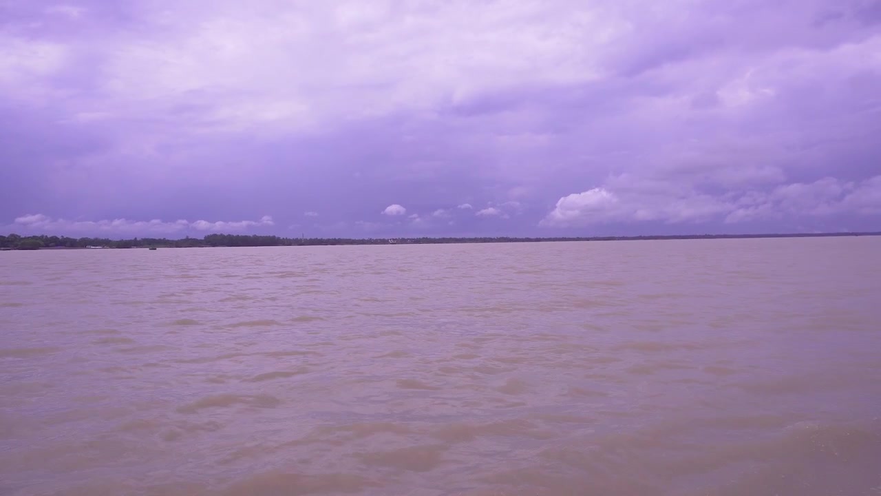 Lo scorrere dell'acqua del fiume