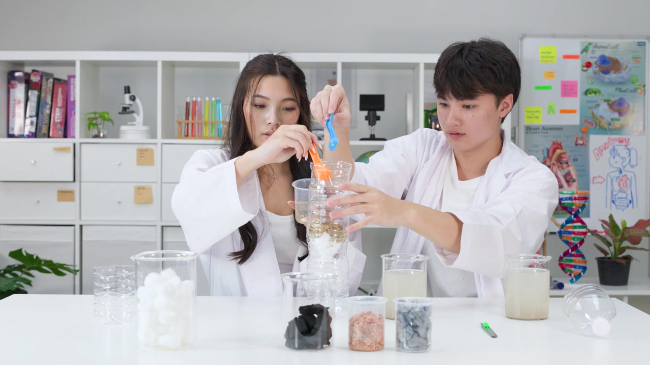 실험복을 입은 두 학생이 플라스틱 병과 천연 재료로 정수기를 만드는 모습