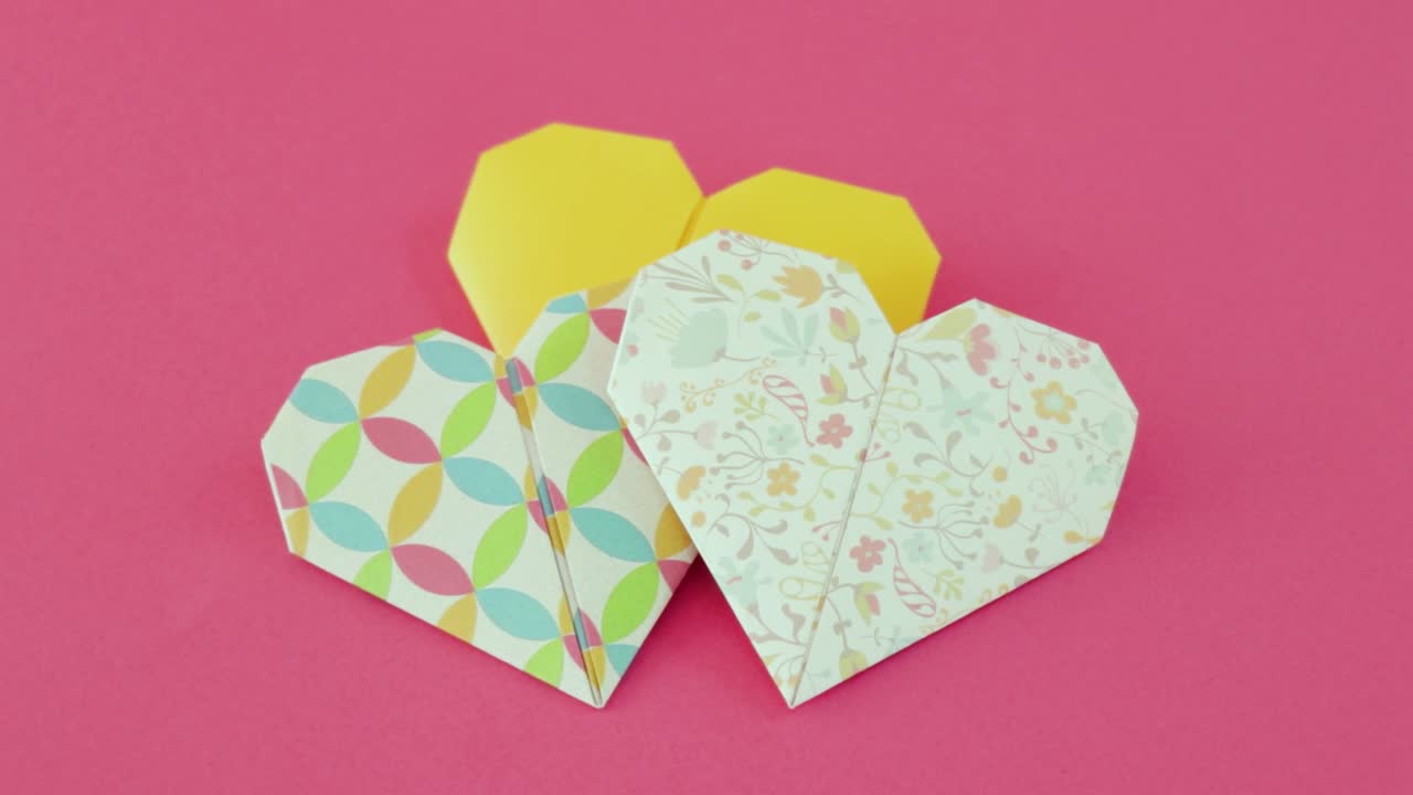 발렌타인 데이 를 위해 분홍색 종이 에 접힌 장식적 인 오리가미 심장