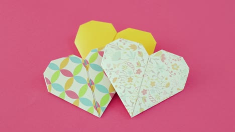 corazones de origami decorativos plegados en papel rosa para el día de san valentín