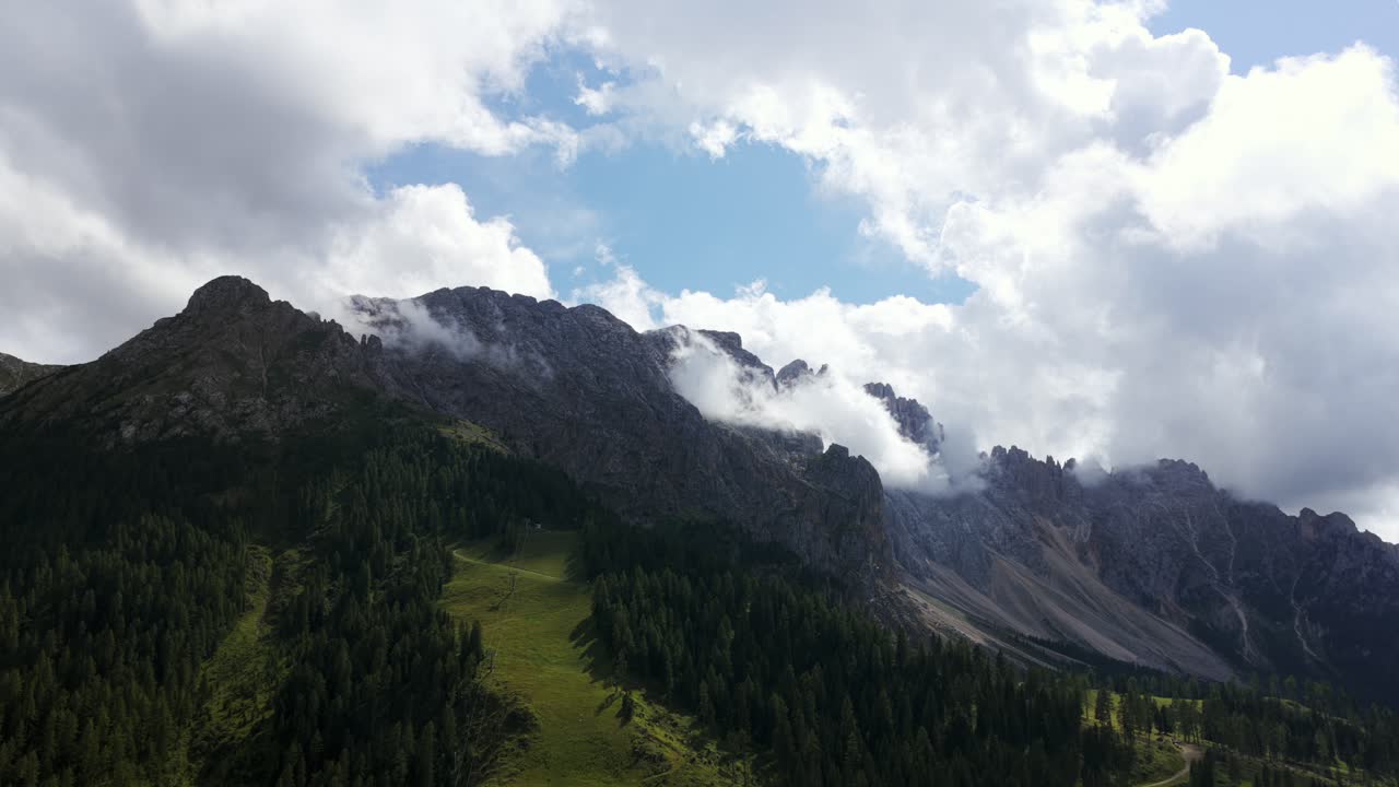 Italské Dolomity v údolí Val di Fassa, letecký snímek z opačného úhlu