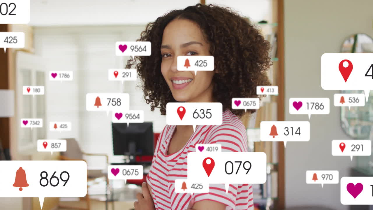 animación de múltiples barras de notificación sobre una mujer biracial sonriente de pie con los brazos cruzados en la oficina