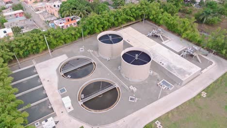 fotografía aérea de arriba hacia abajo de la planta de tratamiento de aguas residuales en prados de san luis en el barrio suburbano