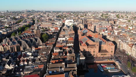 Vista-Aérea-De-La-Basílica-De-San-Nicolás-Y-La-Ciudad,-Amsterdam,-Países-Bajos