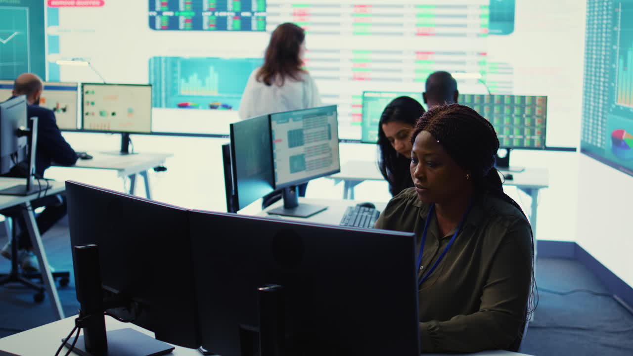 consultor financiero que estudia los informes anuales de ventas e infografías