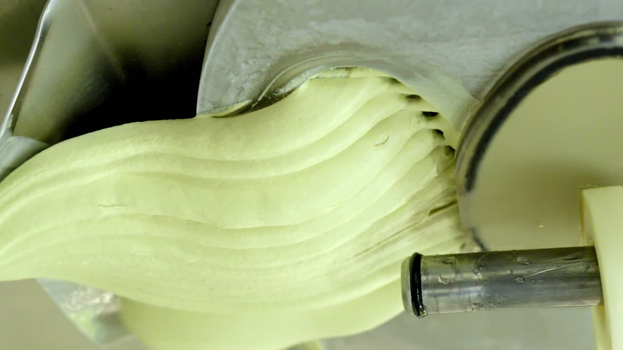아이스크림 공장에서 준비 중인 크리미한 피스타치오 아이스크림