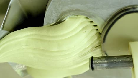 helado cremoso de pistacho que se prepara en una fábrica de helados