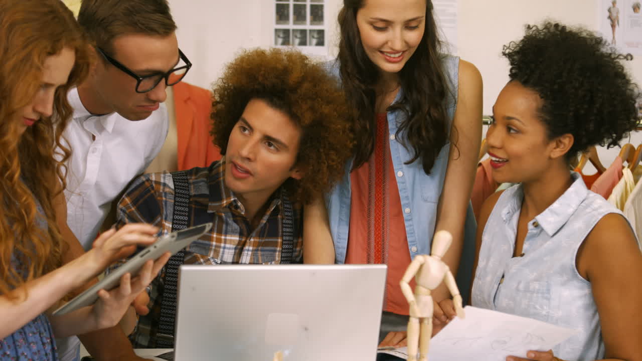 estudiantes de moda teniendo una reunión juntos
