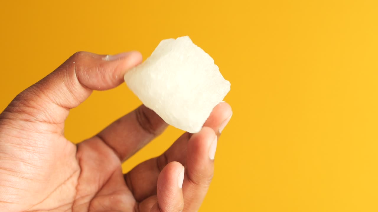 sosteniendo un dulce de azúcar de cerca ,