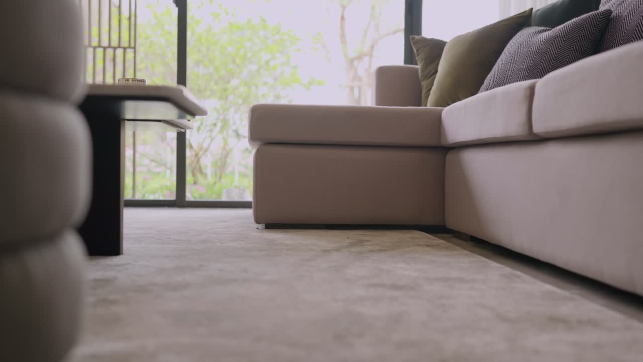 cerrar cortina blanca transparente con luz del sol con sombra sombra en el piso de madera concepto de diseño de interiores de la casa, acogedora casa luz de la mañana con el sol a través de la ventana cortina blanca momento pacífico y almeja