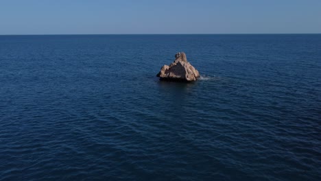 the image moving from the sea towards the island